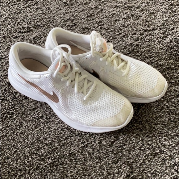 nike revolution 4 beige